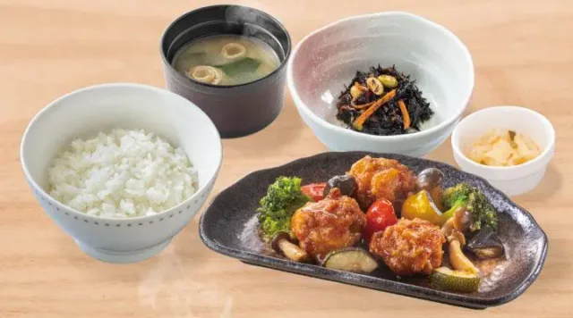 彩り野菜の黒酢から揚げ和膳（ガスト）