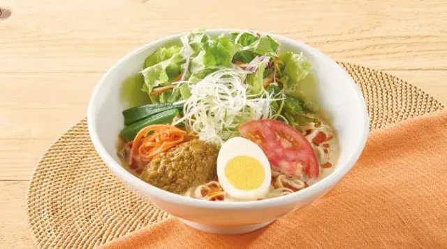 〈稲庭うどん〉山椒辣油香る、カレーな冷やし豆乳担々うどん（ジョナサン）