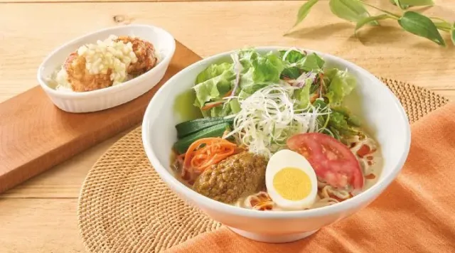 〈稲庭うどん〉山椒辣油香る、カレーな冷やし豆乳担々うどん+旨塩ねぎだれのから揚げ（ジョナサン）
