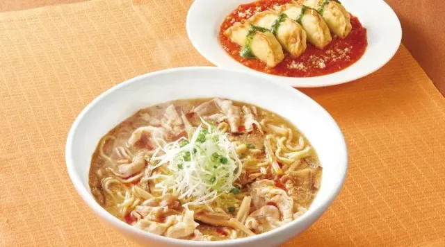 酸辣湯麺＆揚げ餃子のトリコロール（ジョナサン）