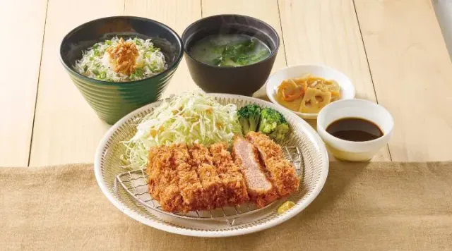 しらすおろしごはんの自家製厚切りひれかつ膳（みそ汁・惣菜つき）（ジョナサン）