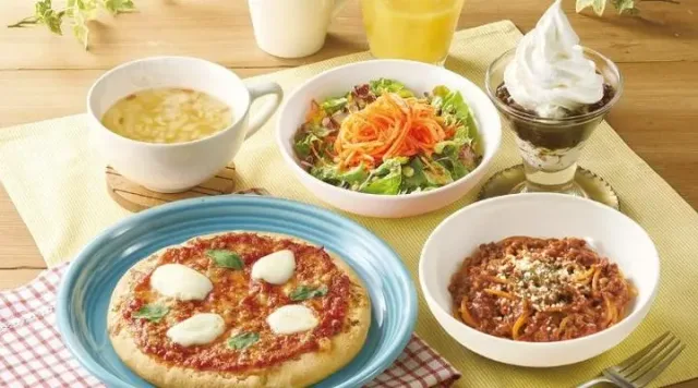 昼プチセットPlus（シャキシャキにんじんサラダ＆ちいさなマルゲリータ＆ちいさなパスタボロネーゼ＆コーヒーゼリーのミニサンデー）（ジョナサン）