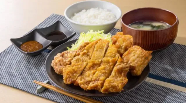 よくばり大判から揚げ定食（大判から揚げ１枚＆ももから揚げ２コ）（から好し）