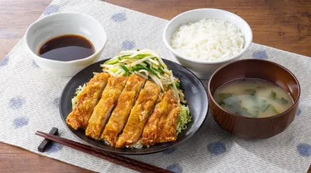 ジンギスカンダレで食べる“北海道”ザンギ定食（から好し）