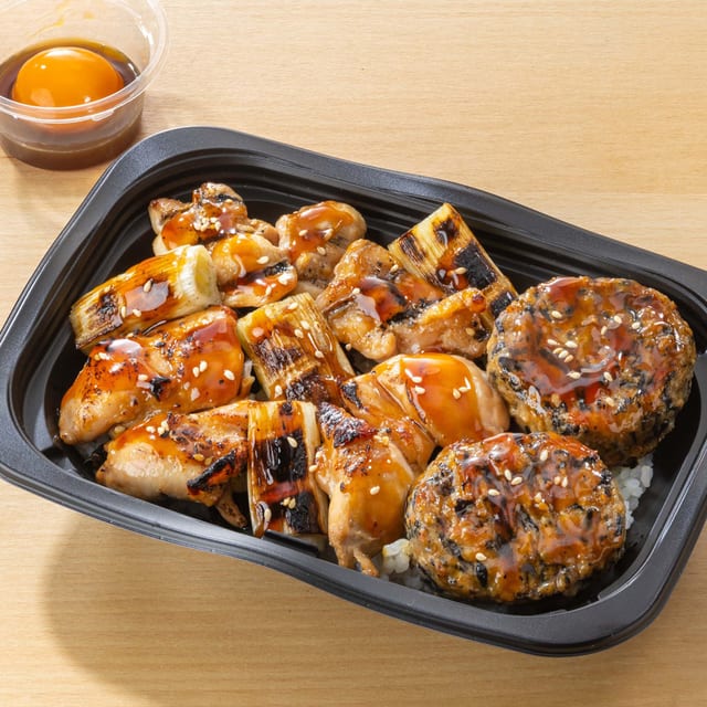 炭火鶏トロ焼きとひじき入りつくねの月見重 弁当（大戸屋）