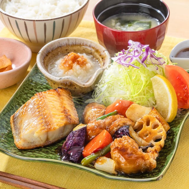 鶏と野菜の黒酢あんとしまほっけの炭火焼き（大戸屋）
