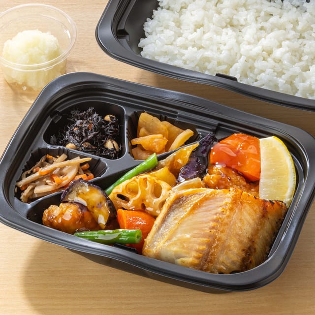 鶏と野菜の黒酢あんとしまほっけの炭火焼き 弁当（大戸屋）