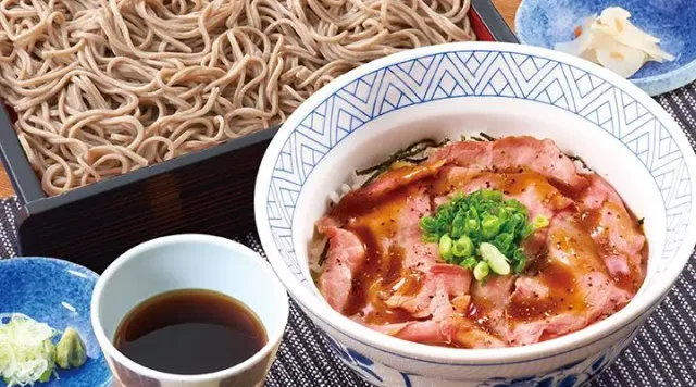 赤身ローストビーフ丼せいろそばセット（夢庵）