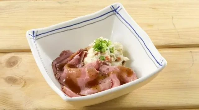 赤身ローストビーフポテトサラダ添え（夢庵）